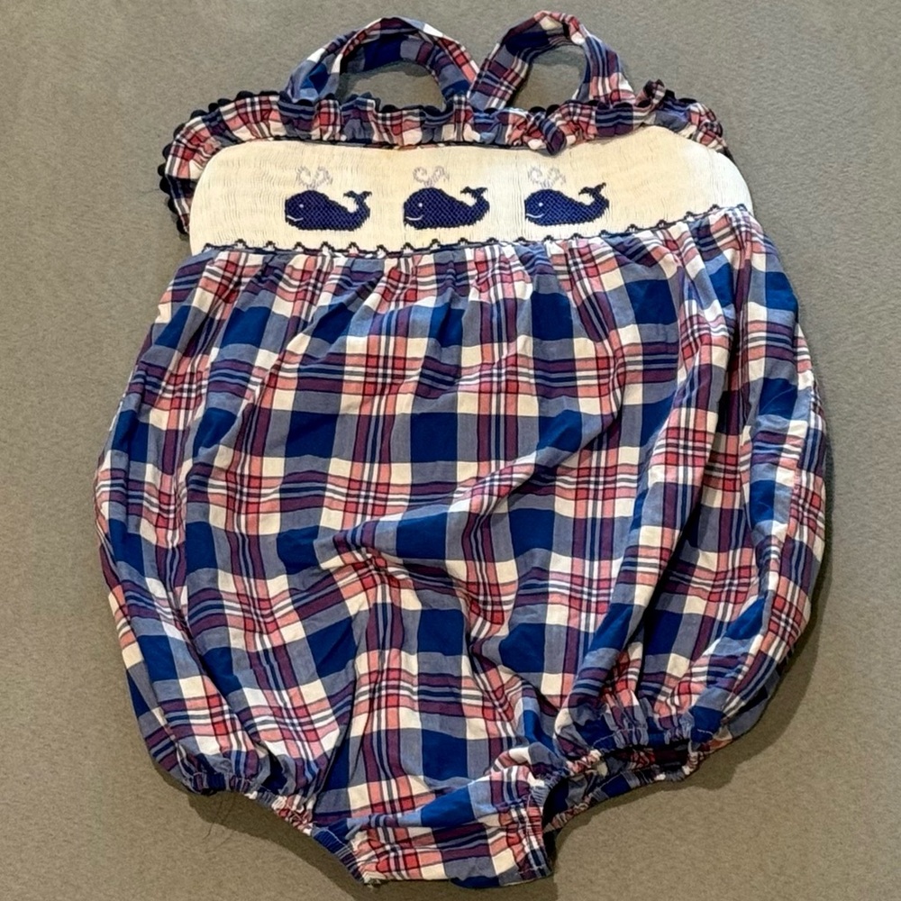 Smocked whale bubble